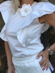 Блуза с цвете в бяло