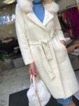 Кашмирено палто с яка от естествен косъм в бяло