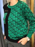 Пуловер с букви в зелено