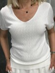 Блуза с остро деколте в бяло