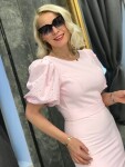 Коктейлна рокля с буфан ръкав и камъни розово