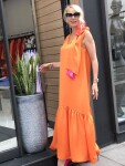 Дълга рокля в оранжево с панделка на рамото