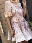 Кокетна рокля в бежово с 3D цветя