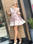 Кокетна рокля в бежово с 3D цветя