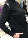 Блуза фино плетиво с декорация по раменете в черно