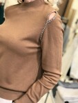 Блуза фино плетиво с декорация по раменете в кафяво