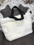 Голяма пухкава чанта в бяло
