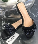 Ниски чехли със синджир в черно