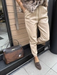 Кожен панталон с ластик в бежово