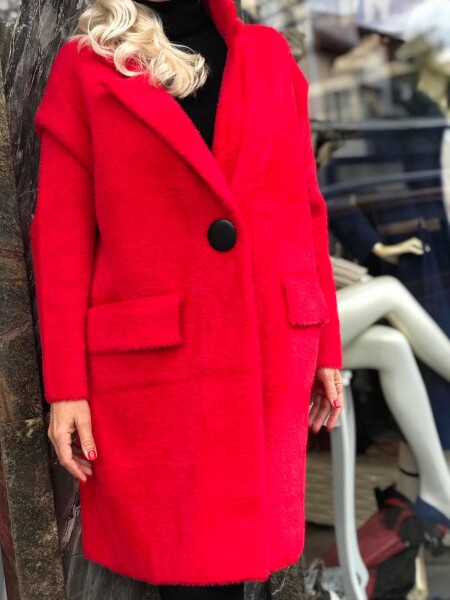Червено палто с черно копче