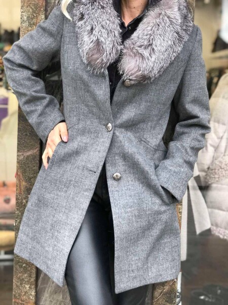 Палто в сиво с естествен косъм