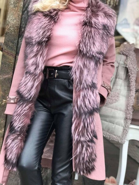 Палто в розово с естествен косъм