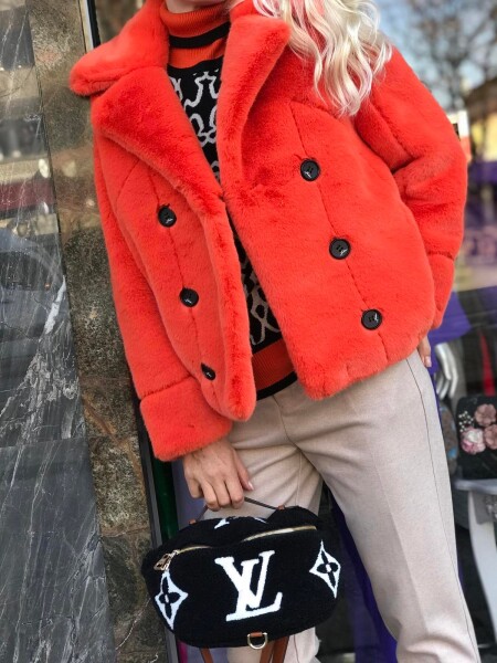 Късо пухкаво палто в оранжев цвят