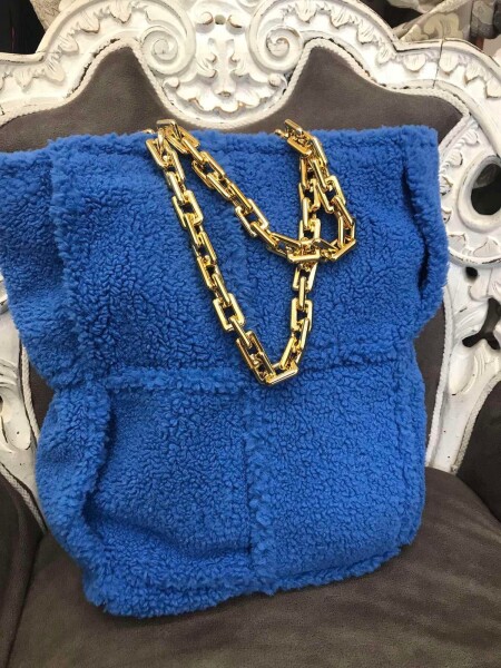 Чанта с метални дръжки в синьо