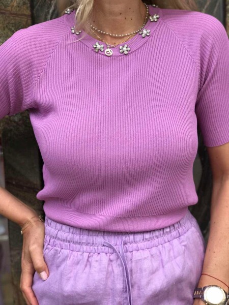 Блуза с камъчета по деколтето в лила