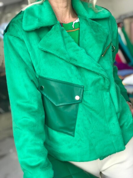 Яке с външен джоб в зелено