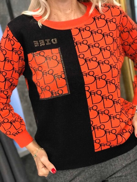 Пуловер с букви в оранжево