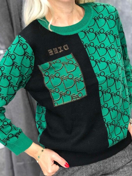 Пуловер с букви в зелено