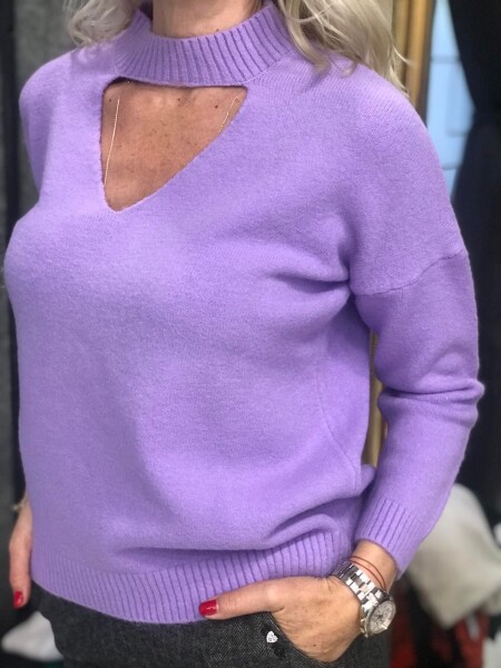 Пуловер с остро деколте в лила