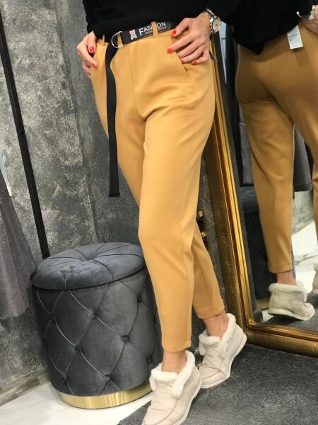 Спортно елегантен панталон в цвят камел