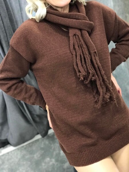 Oversize пуловер в кафяво с шал