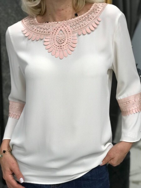 Ефирна блуза с розова декорация