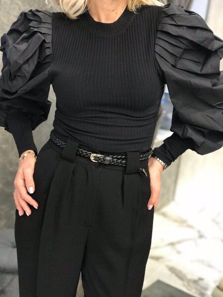 Блуза в черен цвят с буфан ръкав