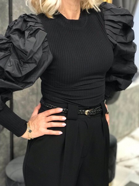 Блуза в черен цвят с буфан ръкав
