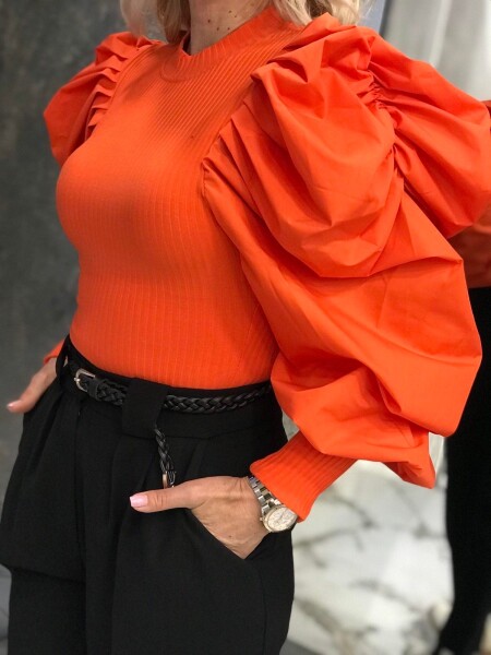 Блуза в оранжев цвят с буфан ръкав