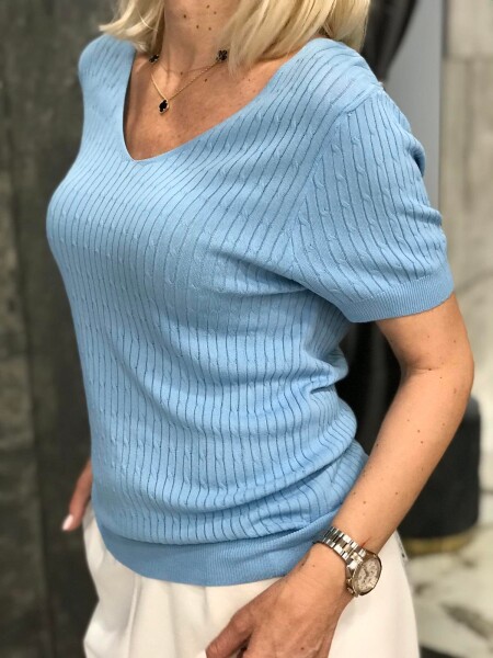 Блуза с остро деколте в синьо