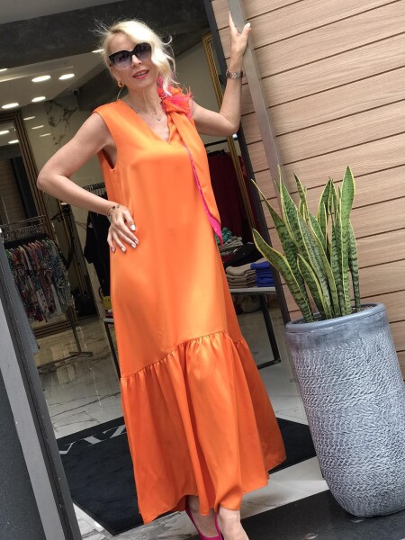 Дълга рокля в оранжево с панделка на рамото
