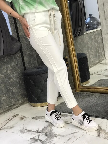 Спортно елегантен панталон в бяло