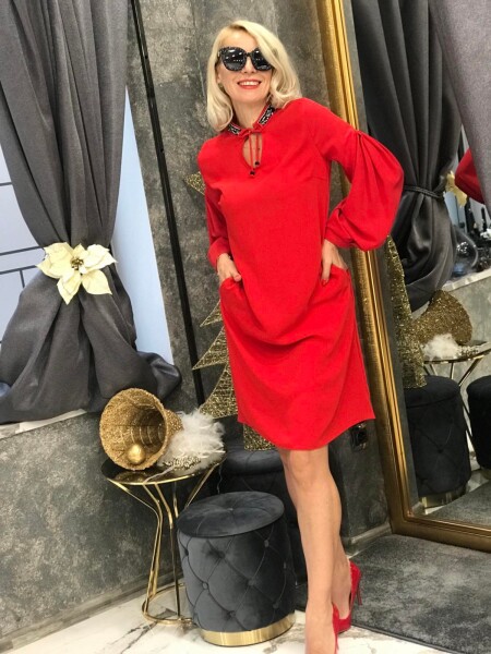 Червена рокля с декорация по яката