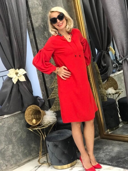 Червена рокля с декорация по яката